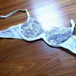 NWT Gorgeous Italian lace bra